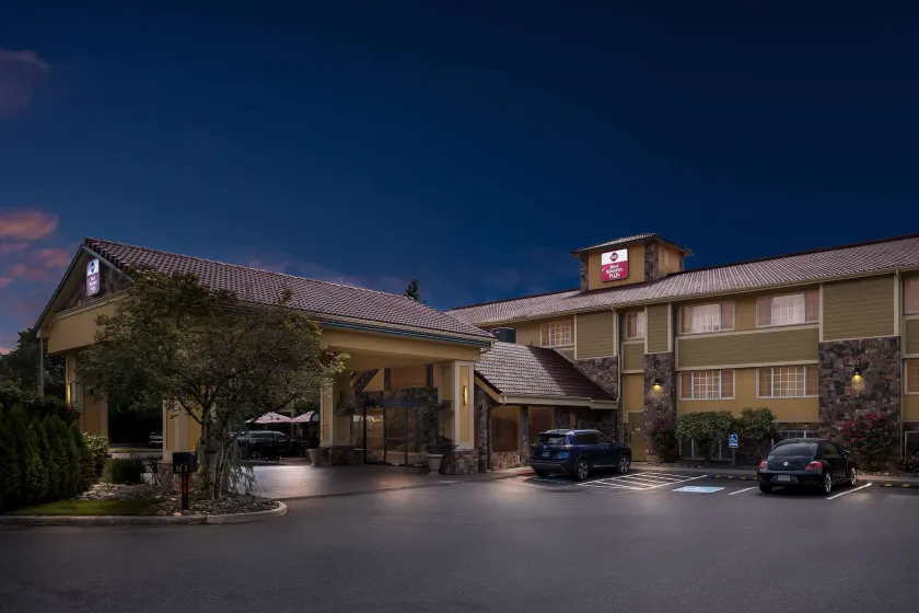 Best Western Plus Parkway Inn - Image 1