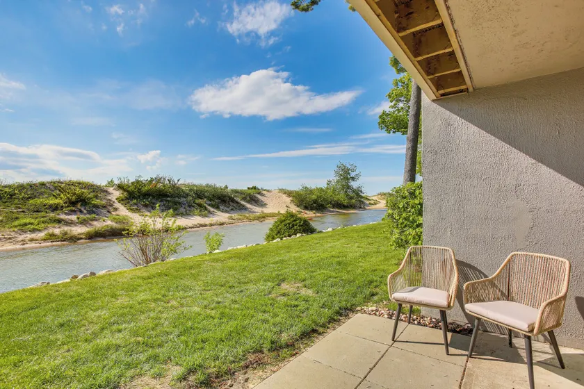 Glen Arbor Riverfront Retreat: Steps to Beach! - Interiør