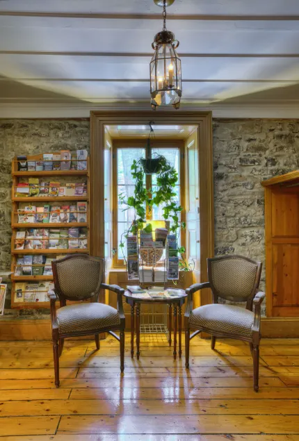 Auberge Baker - Coin salon dans le hall