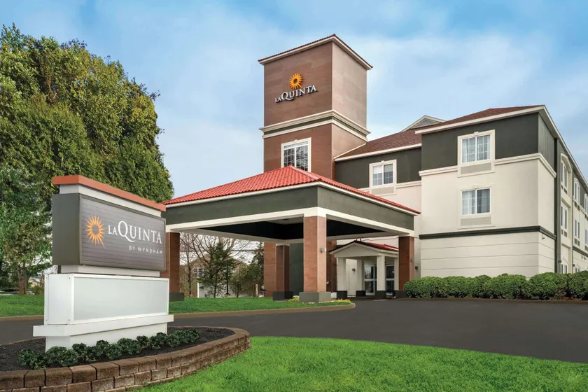 La Quinta by Wyndham Latham Albany Airport - Image 1
