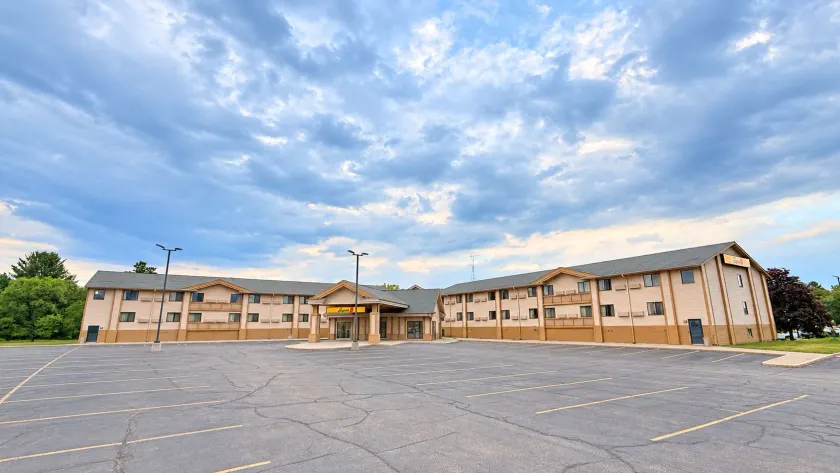 Super 8 by Wyndham Wisconsin Dells - Image 1