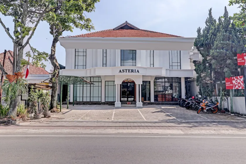 Collection O Riau Near Trans Studio Bandung Formerly Asteria Hotel - Image 1