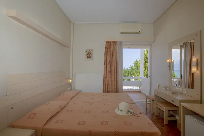 Hotel Kypreos Kamena Vourla - Image 1