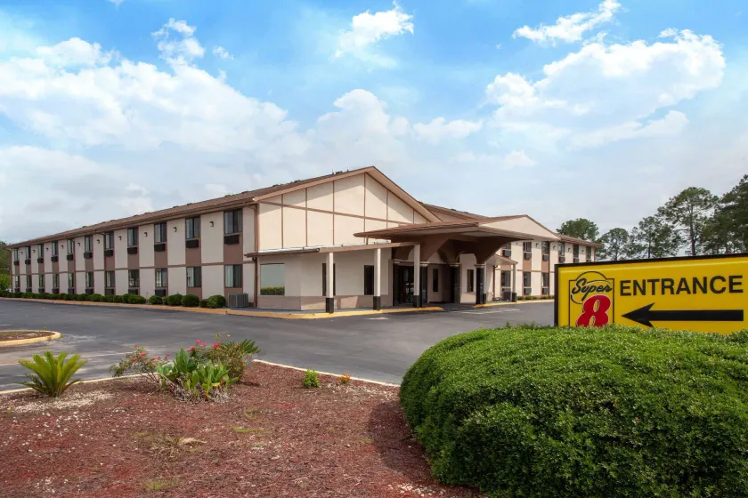 Super 8 by Wyndham Waycross GA - Image 1