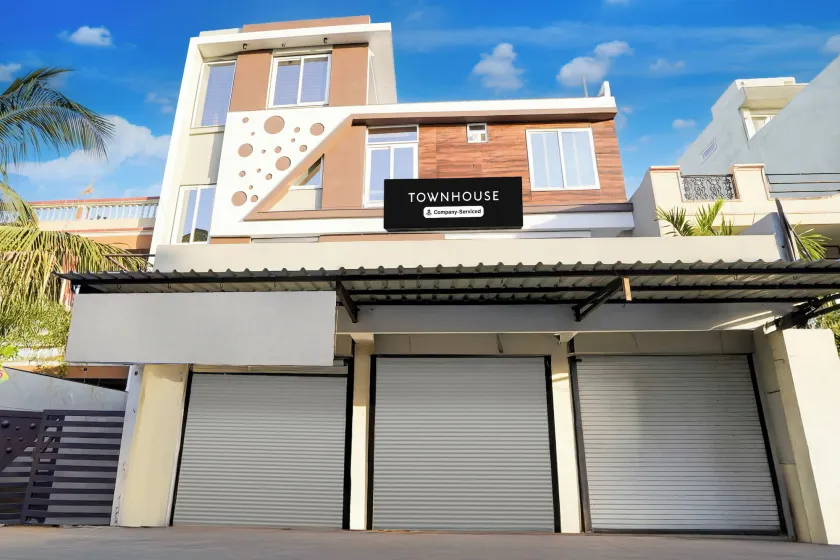 Super Townhouse Rajendra Nagar Main Road - Image 1