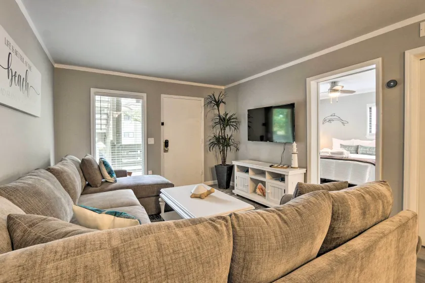 Hilton Head Island Condo w/ Beach Supplies + Pool! - Image 1