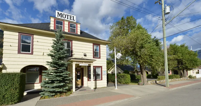 Totem Motel - Image 1