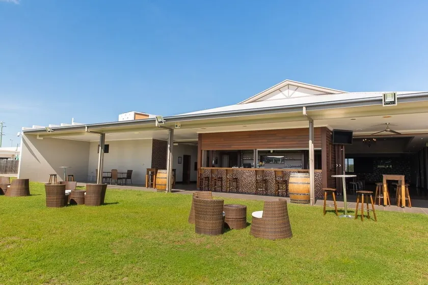 Merinda Village Hotel - Country Pub Stay - Just off Bruce Highway - Image 1