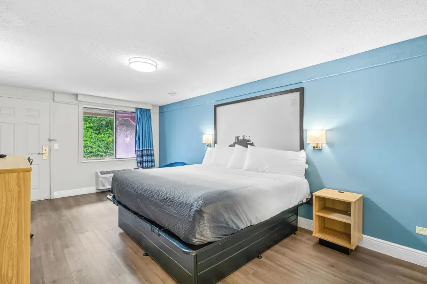Super 8 by Wyndham Lantana West Palm Beach - Image 1