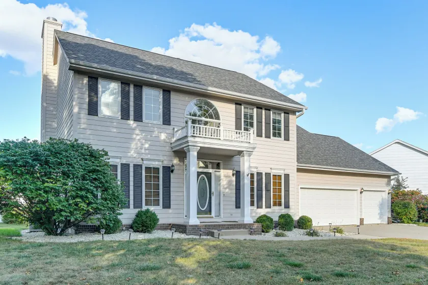 Des Moines Suburb Stay w/ Spacious Layout & Deck! - Image 1