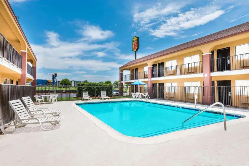 Super 8 by Wyndham Midwest City OK - Image 1