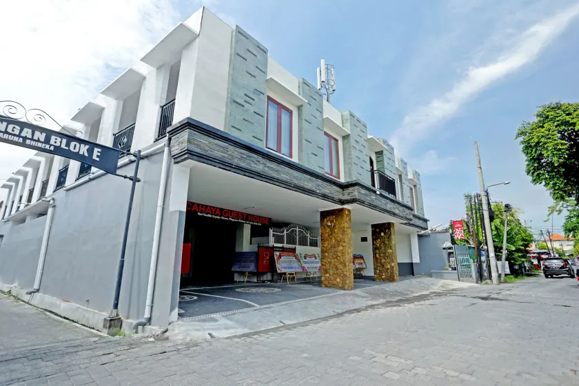 OYO 90859 Cahaya Guest House - Image 1