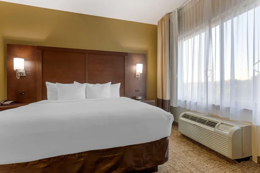 Comfort Suites Little Rock West - Image 1