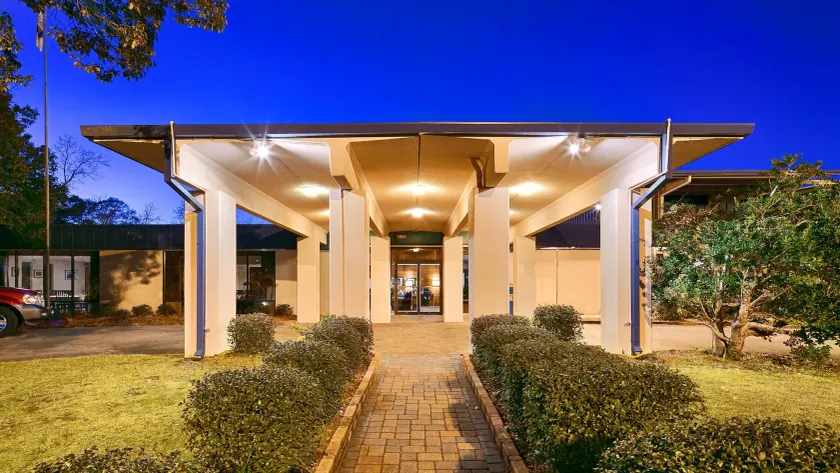 Best Western Crossroads Inn - Image 1