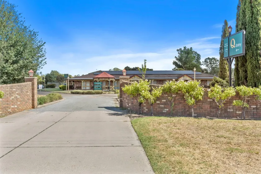 Quality Inn Carriage House - Image 1