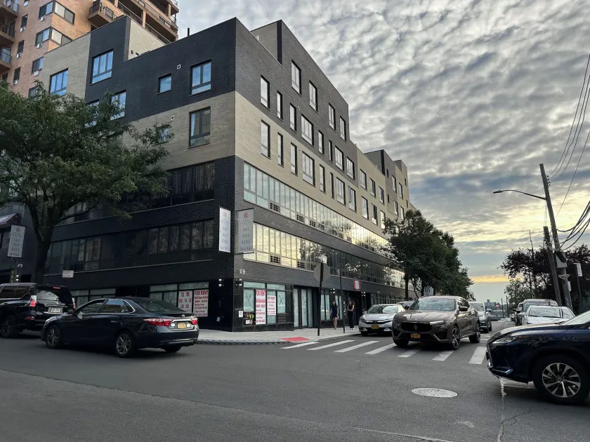 Regal Inn & Suites New York LaGuardia Hotel - Image 1