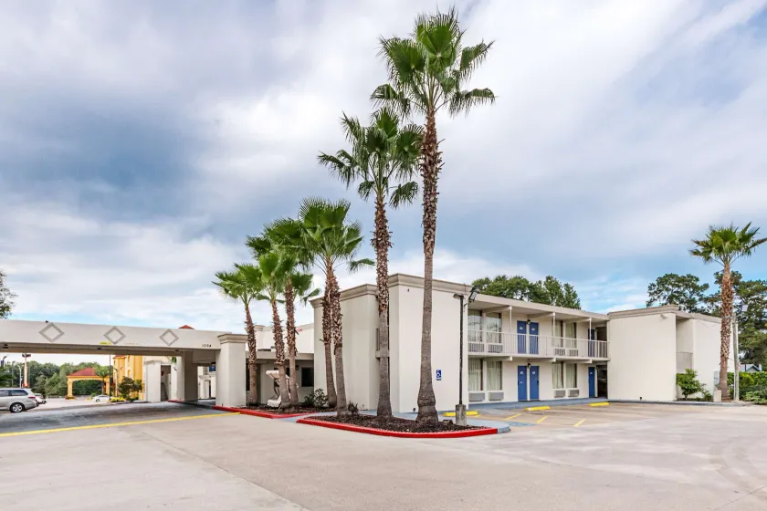 Motel 6 Cleveland, TX - Image 1