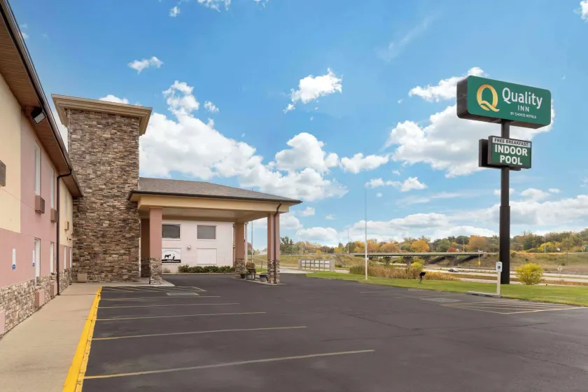 Quality Inn Newton at I-80 - Image 1