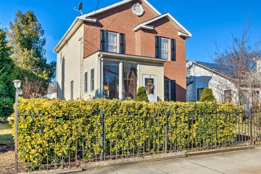 5 Mi to National Mall: Home in Washington DC - Image 1