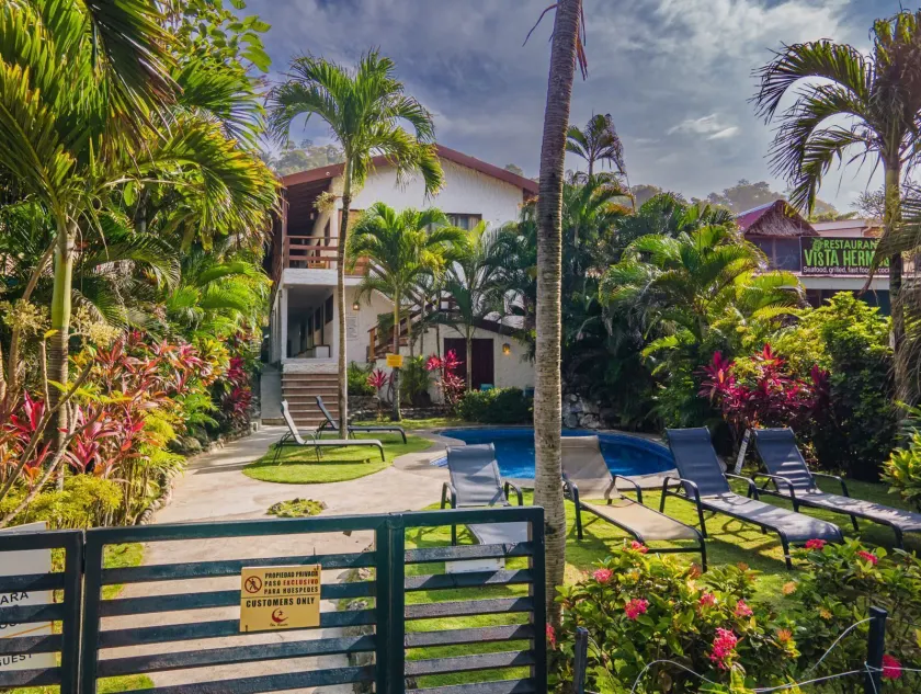 Ola Bonita BeachFront Apart Hotel - Image 1