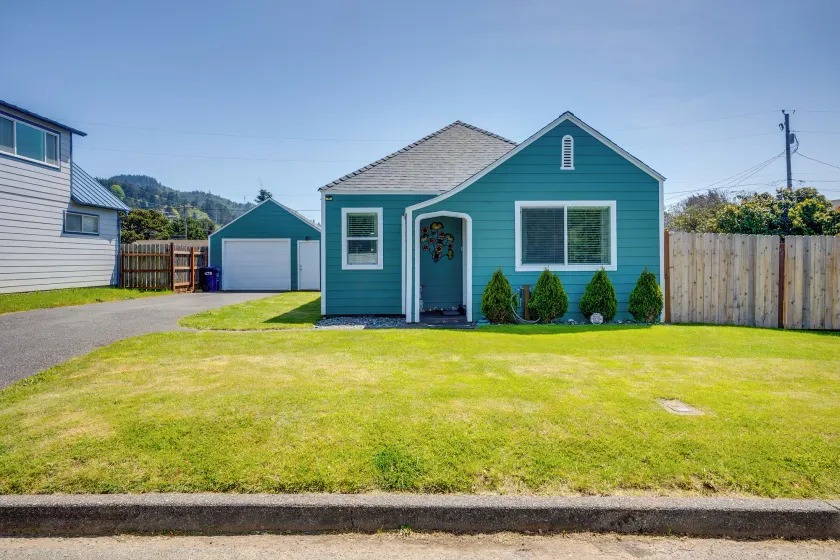 Walk to Gold Beach: Charming Cottage w/ Yard! - Image 1