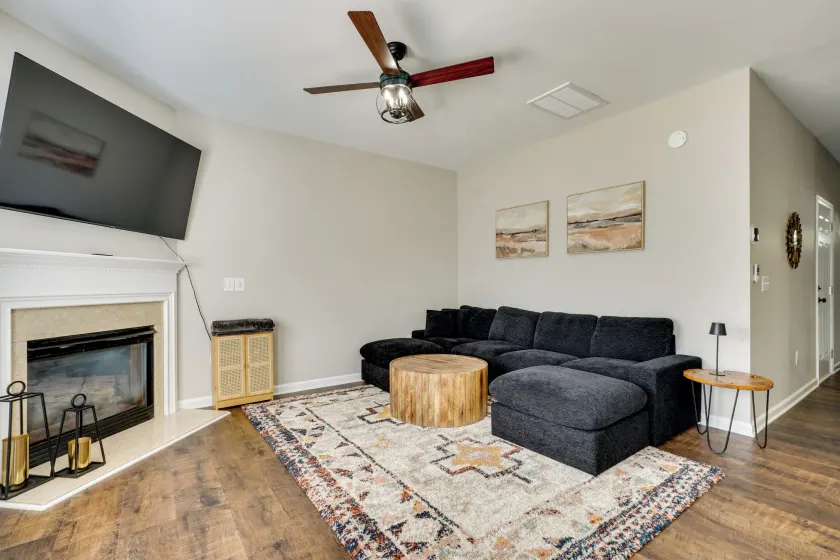 Walk to Bridgeway Station! Home w/ Pool Access - Image 1