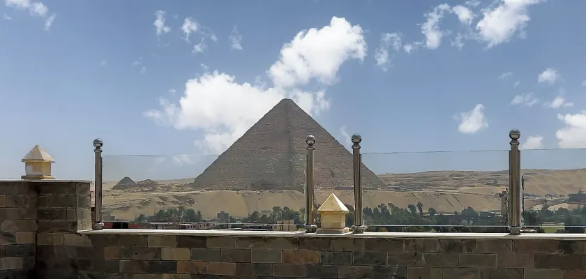 pyramids tower view inn - Image 1