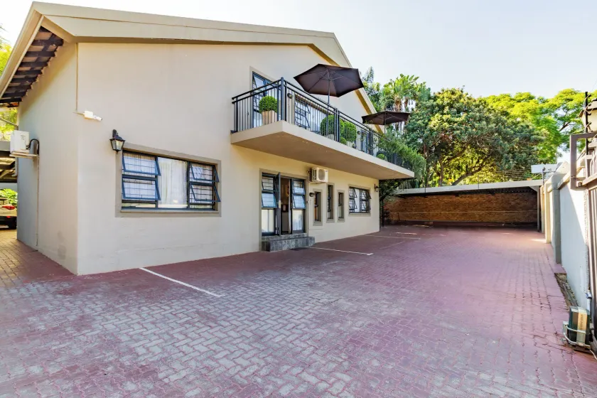 Pumleni Guesthouse - Image 1