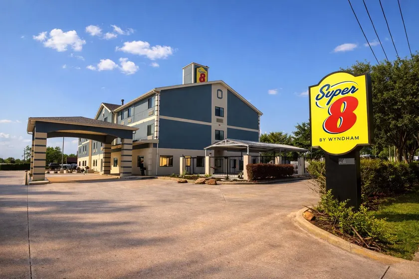 Super 8 by Wyndham Pasadena - Image 1