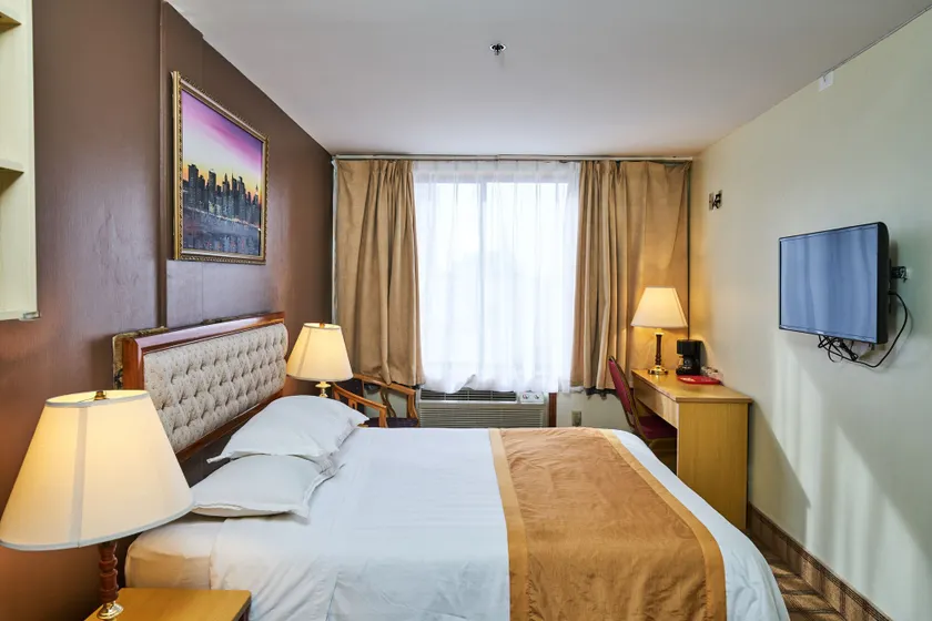 Flushing Hotel - Image 1