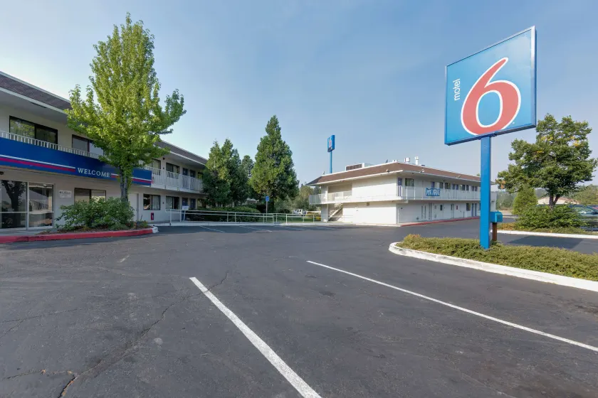 Motel 6 Weed - Mount Shasta - Image 1