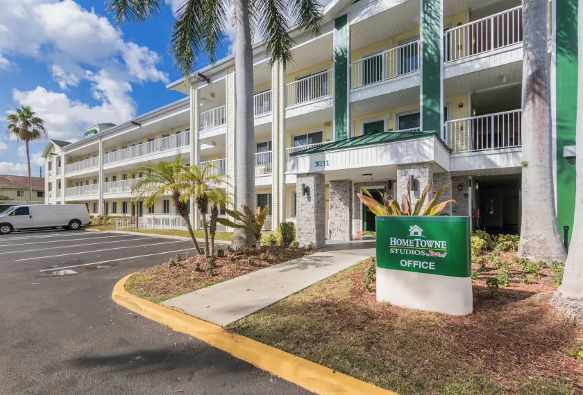 HomeTowne Studios by Red Roof Fort Lauderdale - Image 1