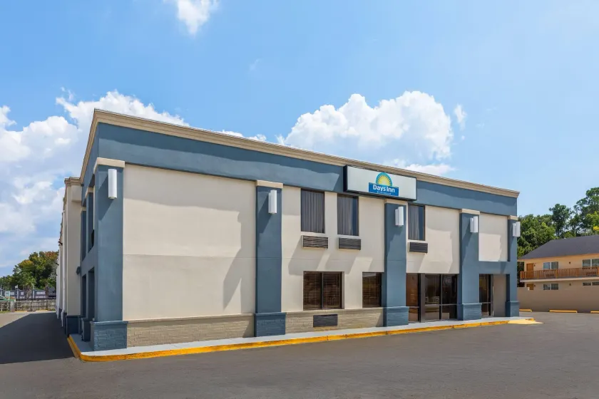 Days Inn by Wyndham Slidell - Image 1