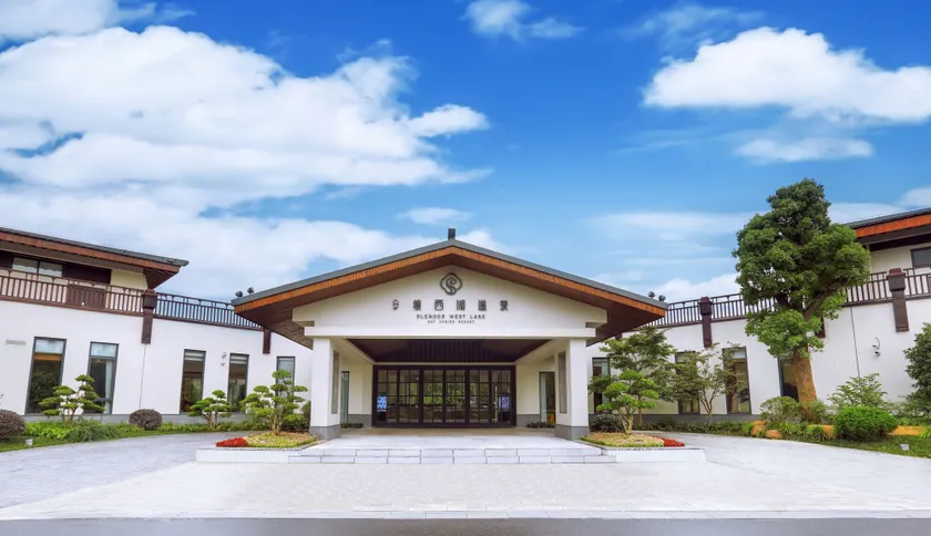 Slender West Lake Hot Spring Resort - Image 1