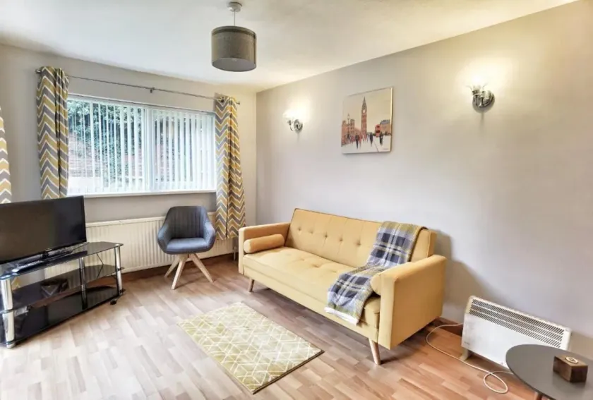 5 Bedroomed House Available for Guests and Contractors Wifi Parking - Image 1