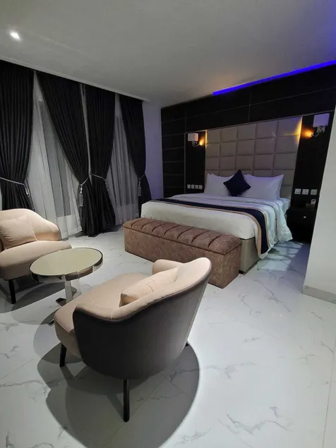 Carlton Swiss Luxury Residency - Chambre