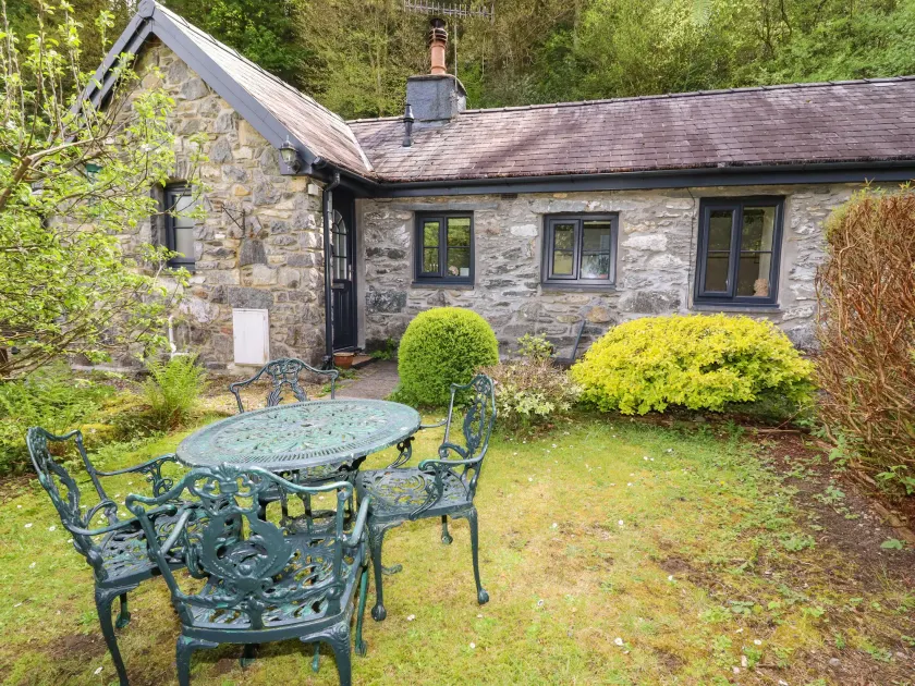 Tyn Y Ffynnon - Image 1