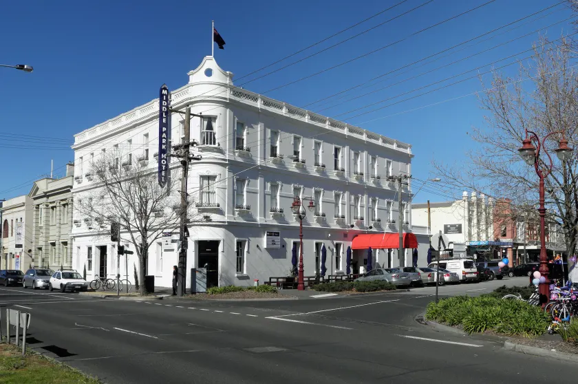 Middle Park Hotel - Image 1
