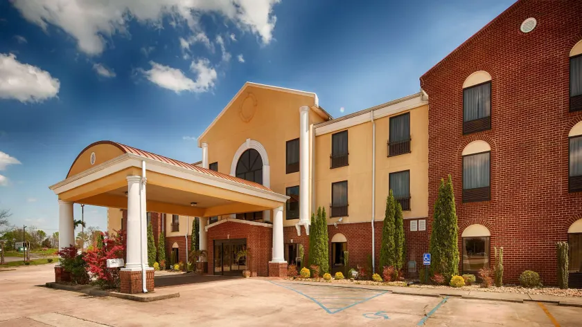 Best Western Plus Bass Hotel & Suites - Image 1