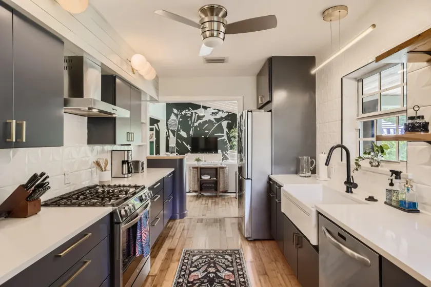 Peacock Oasis - Retro Vibes and Poolside Lounging in Parrot Cove - Private kitchen