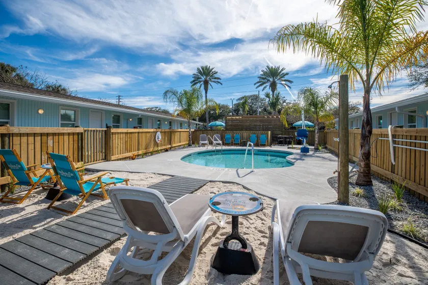 Hotel Palms - Image 1