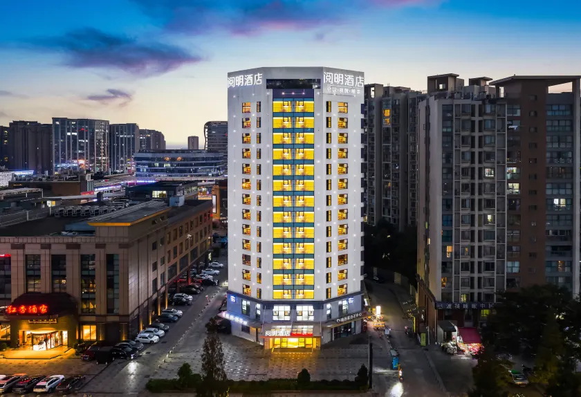 Chengdu Yueming Hotel,2-min walk to metro,Close to Kuanzhai Alley and Jinsha Site Museum, International Traveler Friendly,Free self-service laundry&coffee, Free Chengdu snacks& Chinese tea,Free high-speed WIFI,Free travel consulting service - Image 1