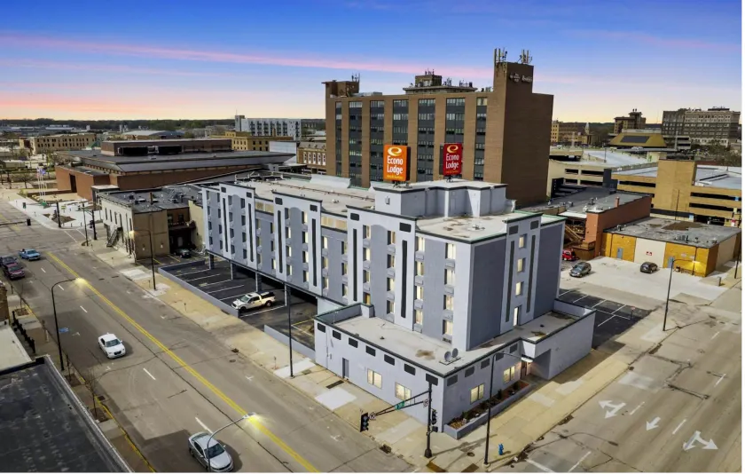 Econo Lodge Inn & Suites Waterloo Downtown - Image 1