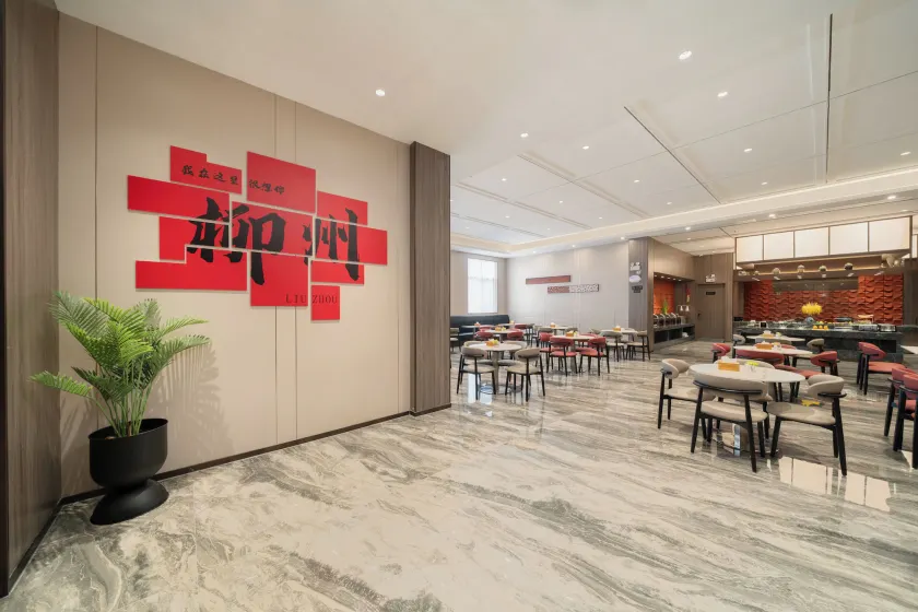 Echeng Hotel Liuzhou Central Plaza Pedestrian Street - Image 1
