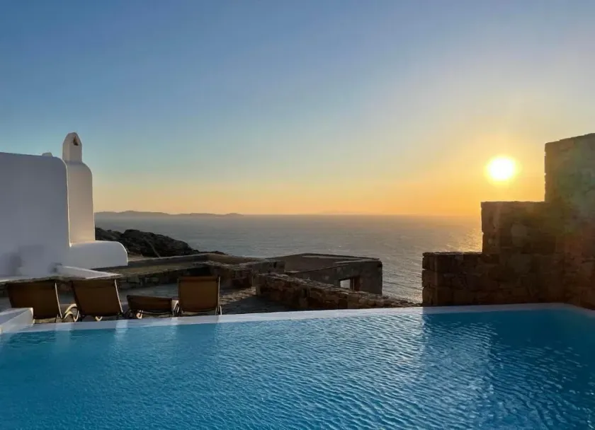 White Rock Suites & Villas - Image 1