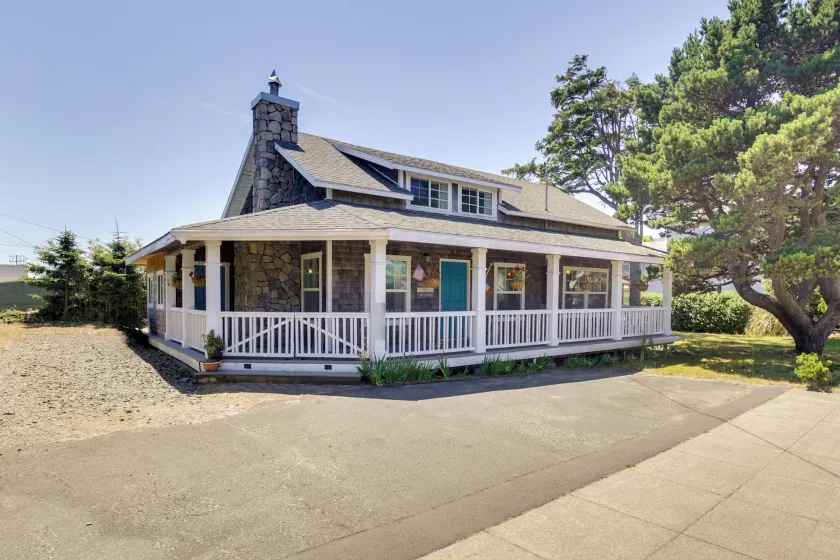 Coastal Lincoln City Home w/ Spacious Deck! - Image 1