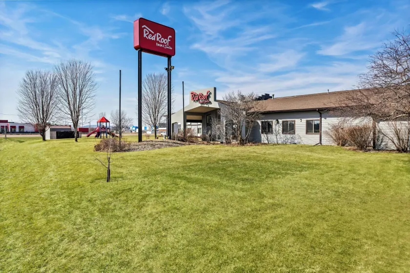 Red Roof Inn & Suites Tomah - Image 1