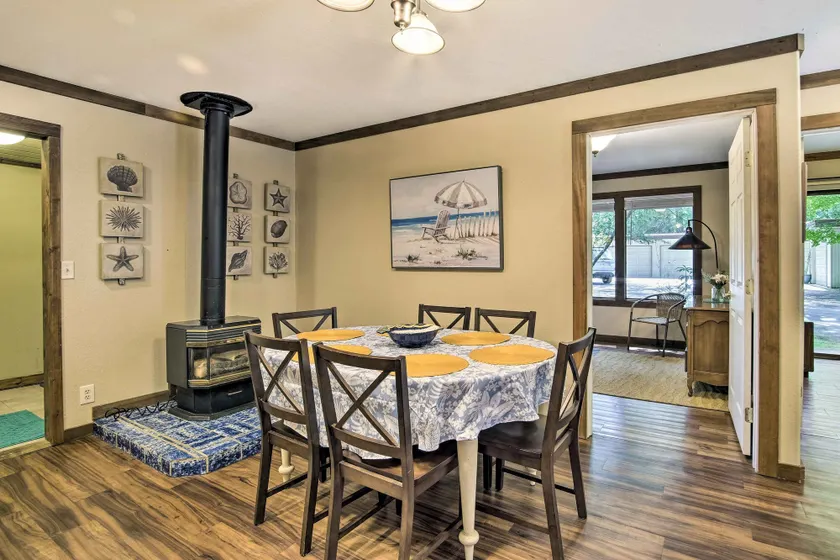 Coos Bay Cottage w/ Fireplace & BBQ Patio! - Image 1