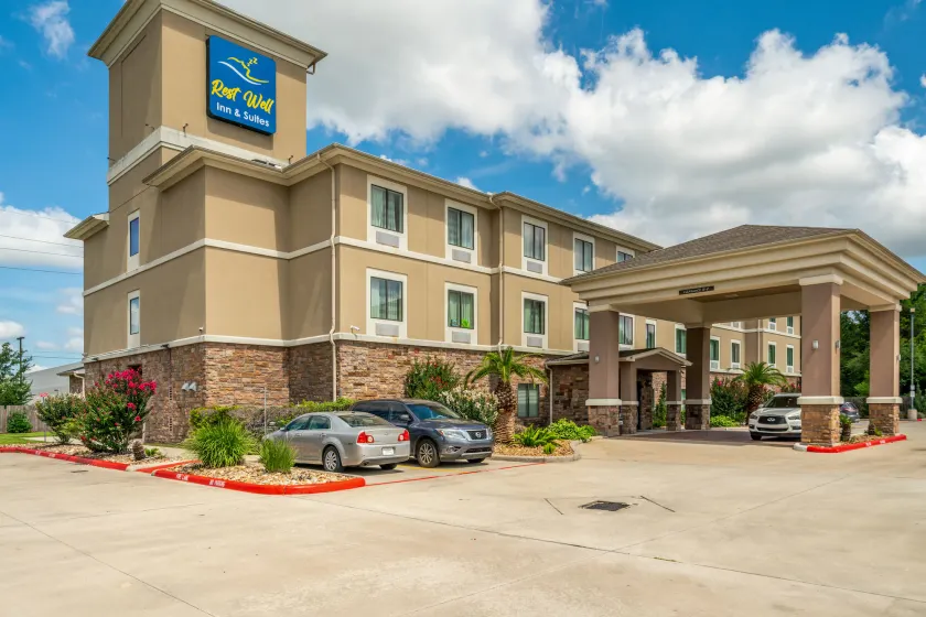 Restwell Inn & Suites I-45 North - Image 1