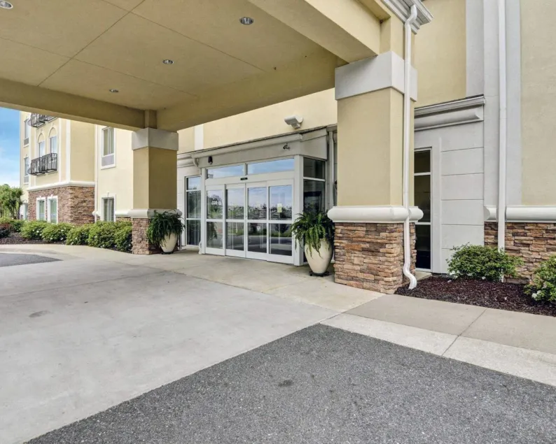 Comfort Suites near Hot Springs Park - Image 1